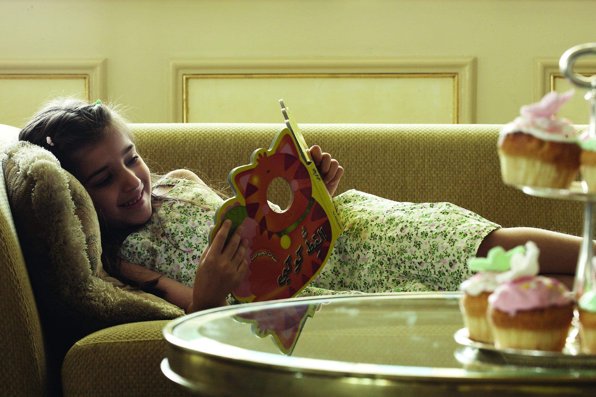 Four Seasons Cairo At The First Residence Giza Ngoại thất bức ảnh A child reading a book
