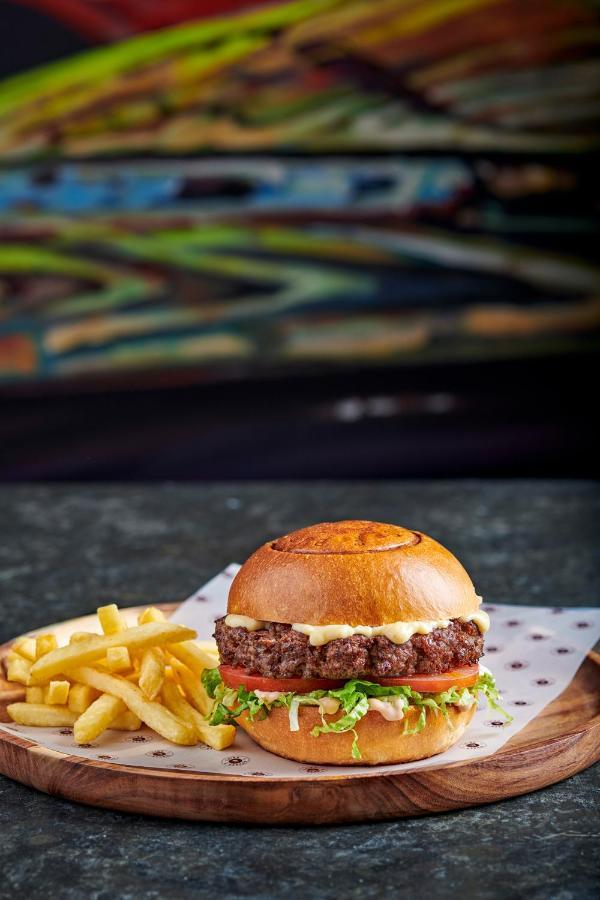 Four Seasons Cairo At The First Residence Giza Ngoại thất bức ảnh A burger from the restaurant