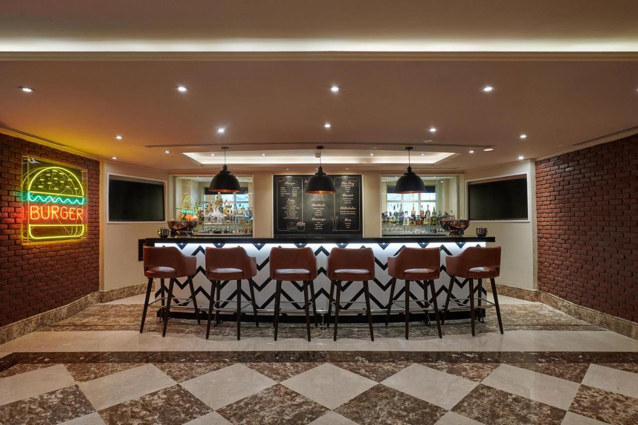 Four Seasons Cairo At The First Residence Giza Ngoại thất bức ảnh The bar at the Burger Bar