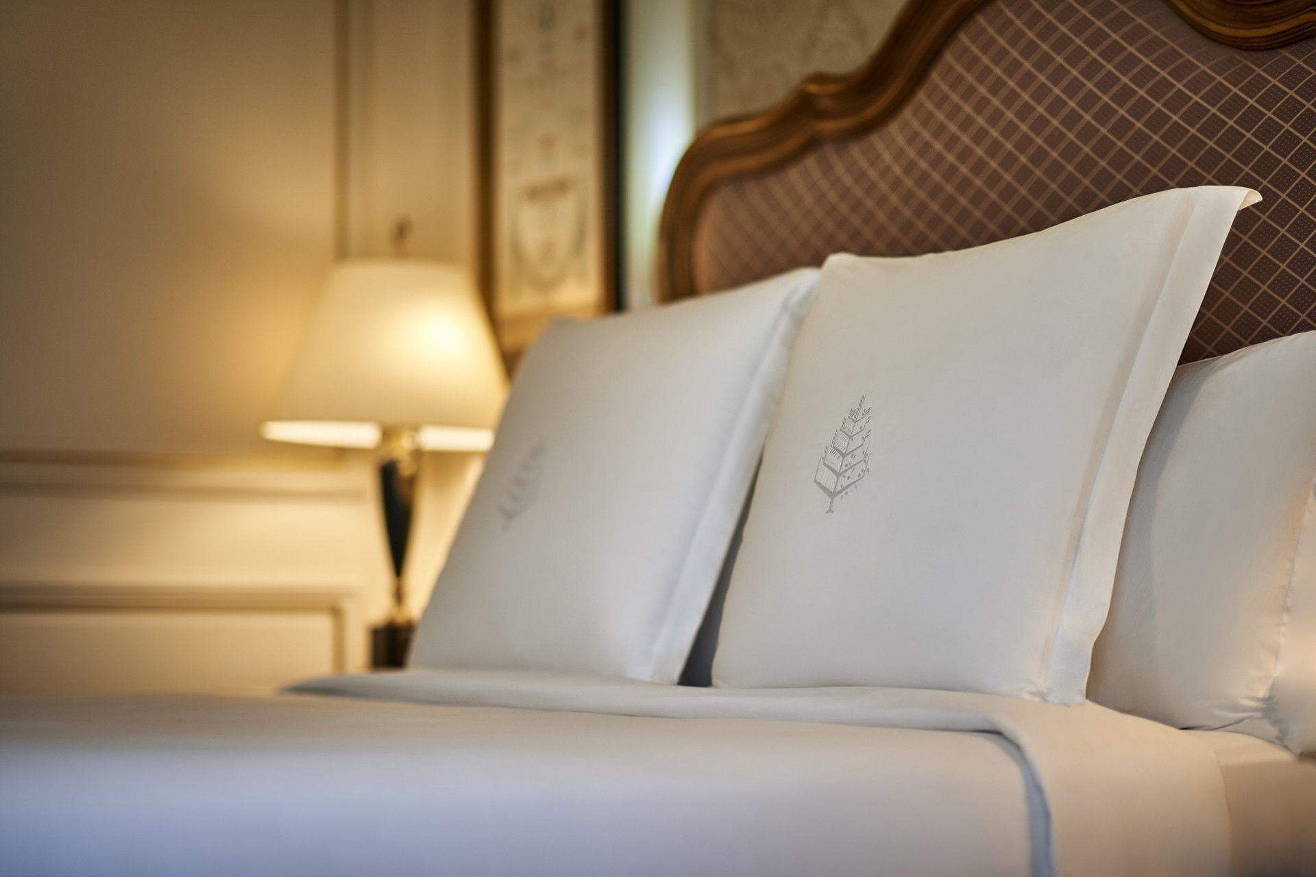 Four Seasons Cairo At The First Residence Giza Ngoại thất bức ảnh Pillows on a bed