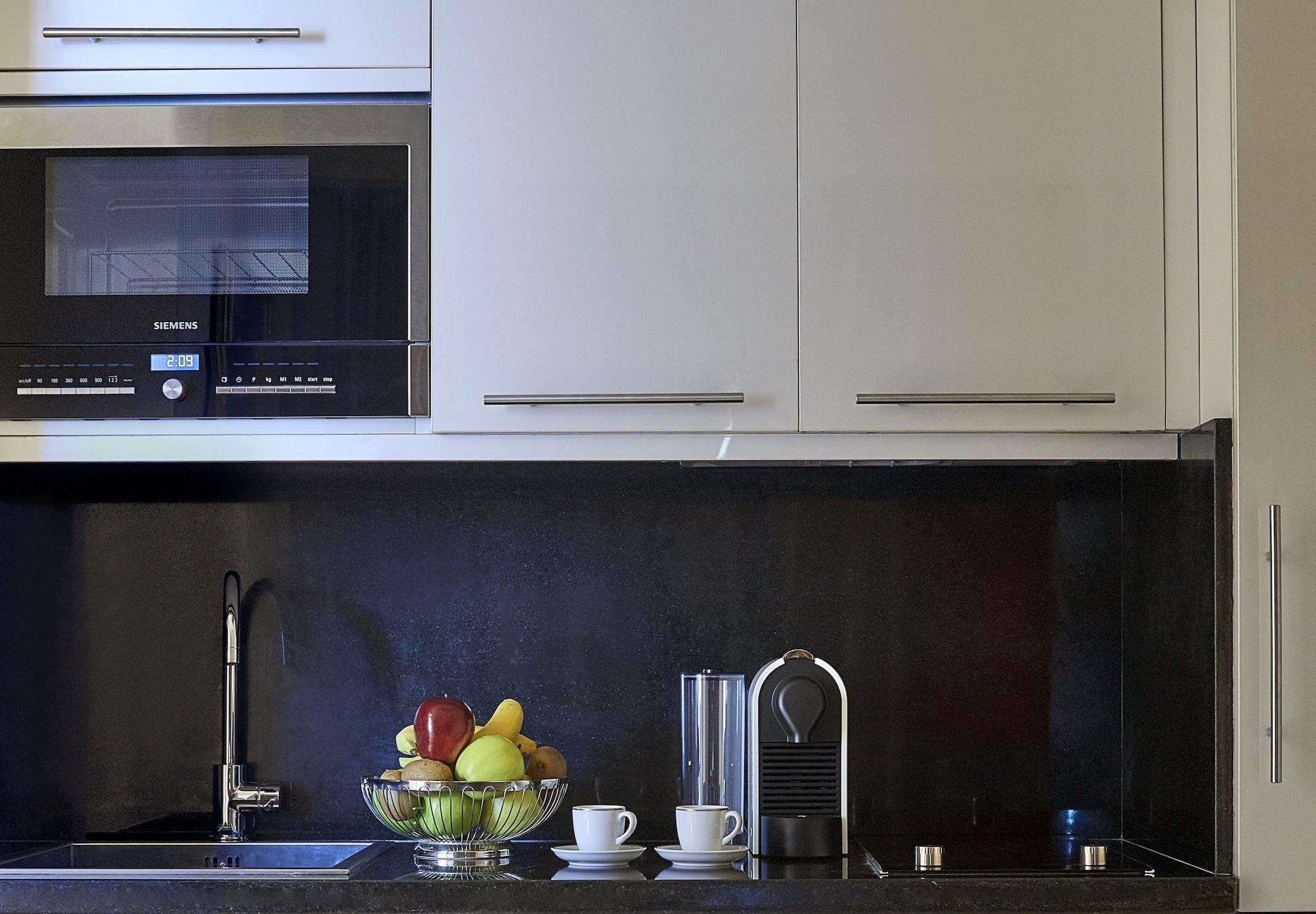 Four Seasons Cairo At The First Residence Giza Ngoại thất bức ảnh A kitchen with a water filter