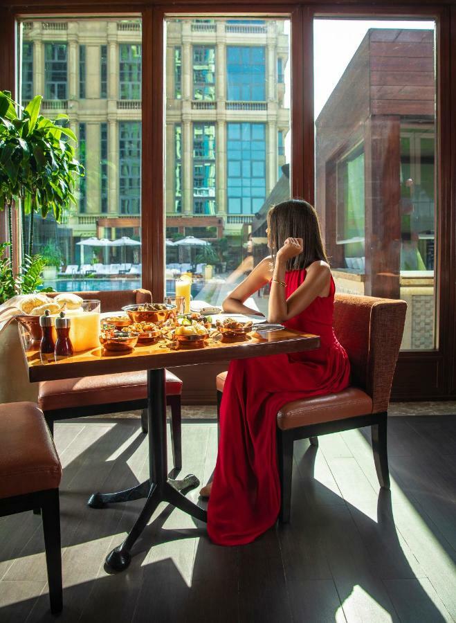 Four Seasons Cairo At The First Residence Giza Ngoại thất bức ảnh A woman dining at a restaurant
